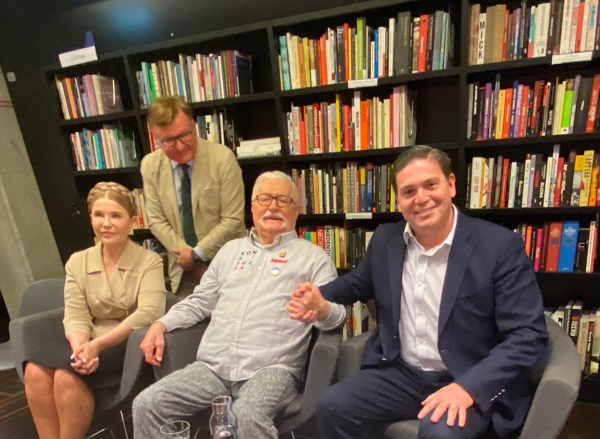 Juan Carlos Pinzón junto al expresidente polaco Lech Walesa.