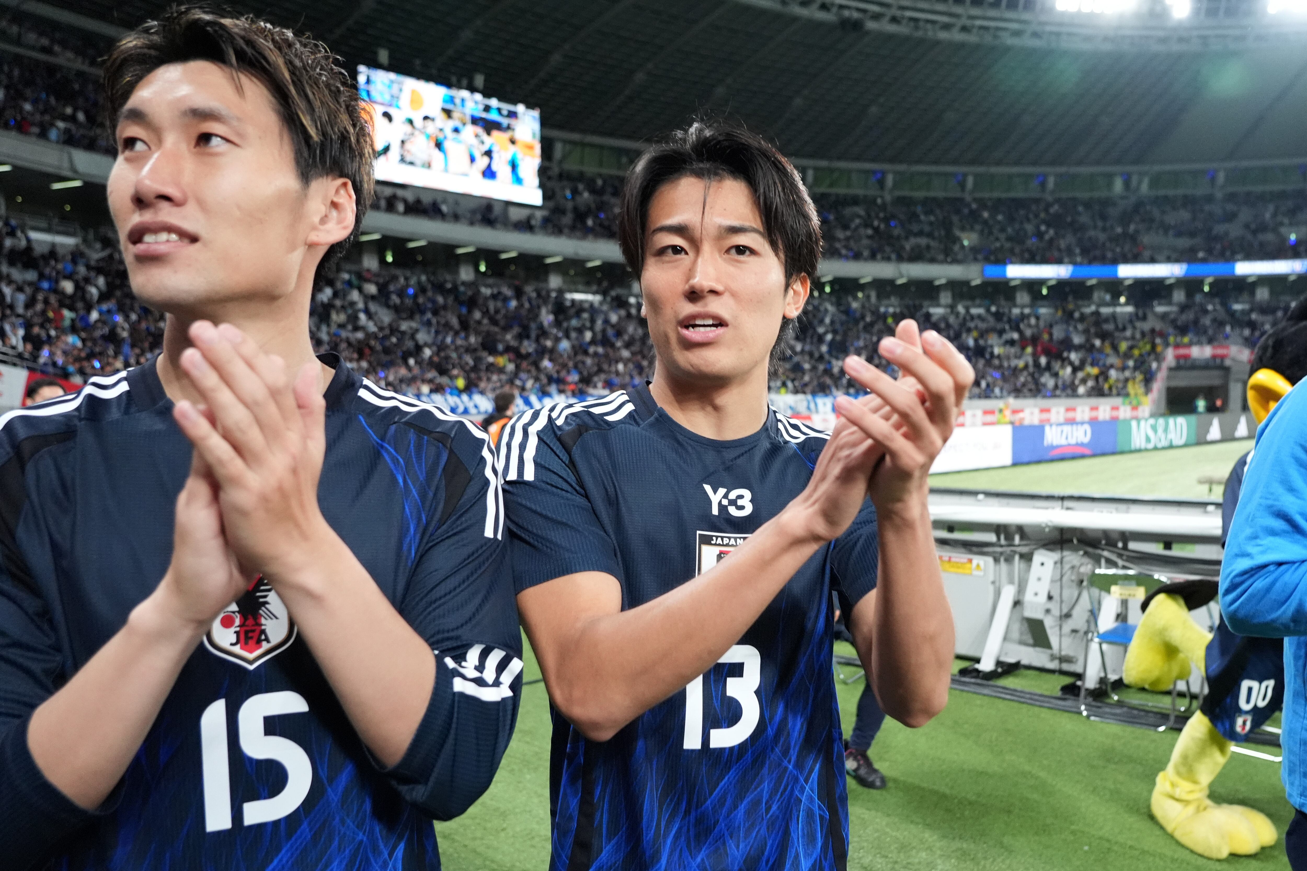 CHOFU, JAPAN - OCTOBER 14: Keito Nakamura of Japan (R) applauds supporters after the international friendly match between Japan and Brazil at Tokyo Stadium on October 14, 2025 in Chofu, Tokyo, Japan. (Photo by Koji Watanabe/Getty Images)
