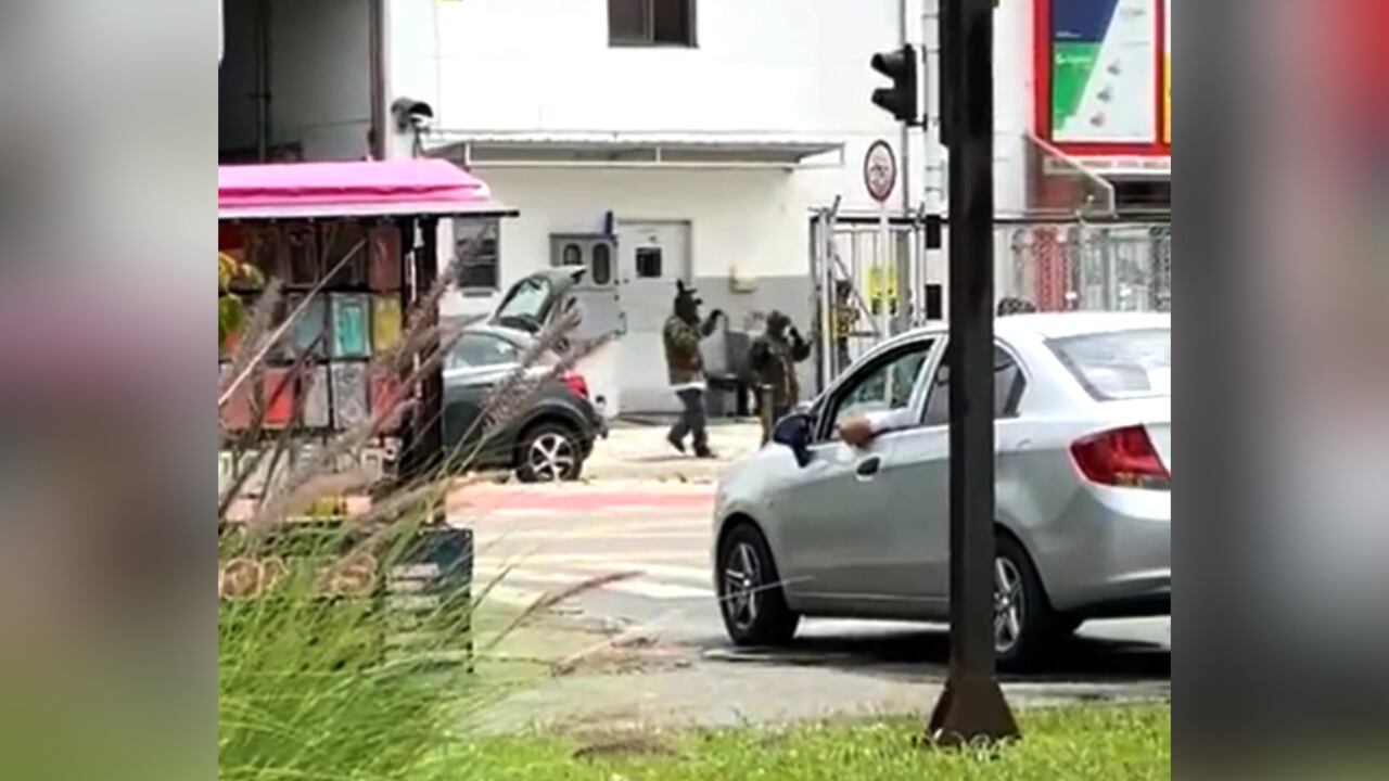 Encapuchados en el intento de robo en el Poblado en Medellín - Pantallazo -Video original por @DatoJudicial (Twitter)