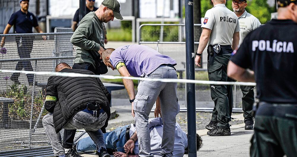 El primer ministro eslovaco, Robert Fico, tras haber recibido varios disparos este miércoles en un intento de asesinato.
