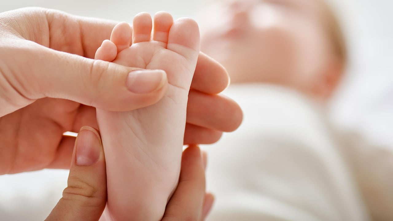 La meningitis en los bebés genera una inflamación en las membranas que cubren su cerebro y la médula espinal, lo que puede causar secuelas como problemas en el habla, la visión y el lenguaje, entre otras.