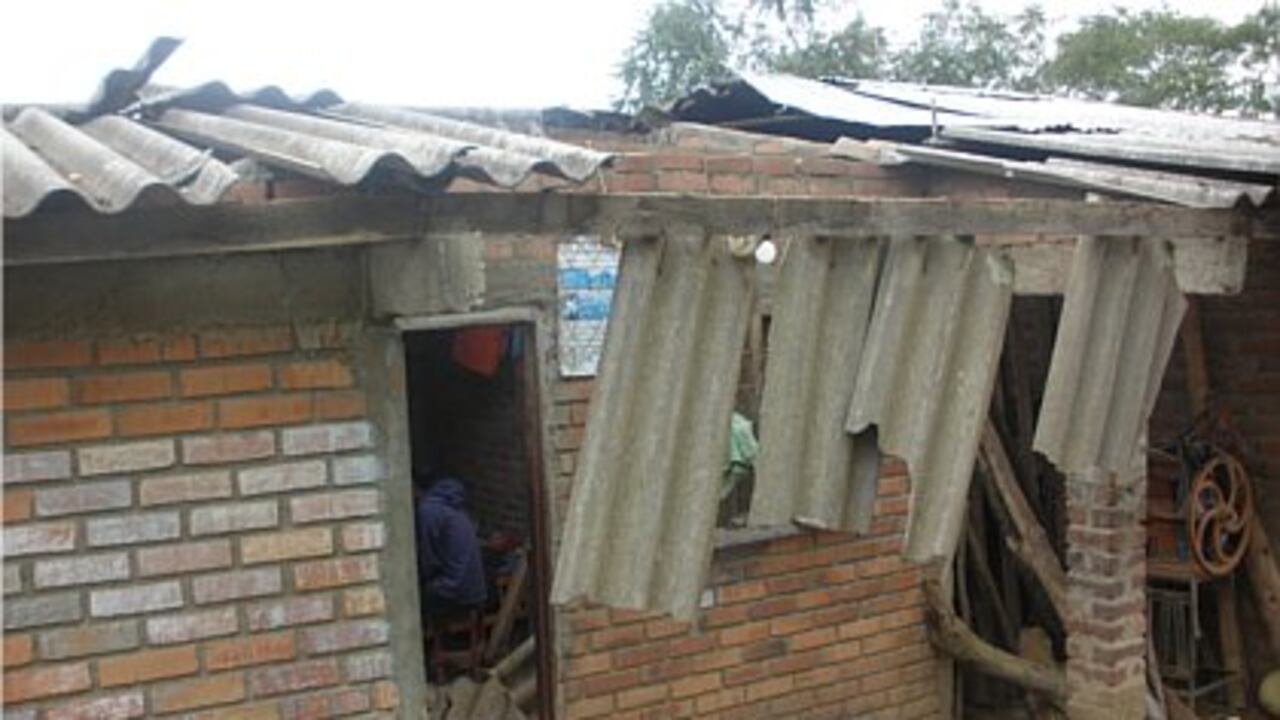 Varias casas sufrieron daños en Jambaló durante el ataque de las Farc a esa población.