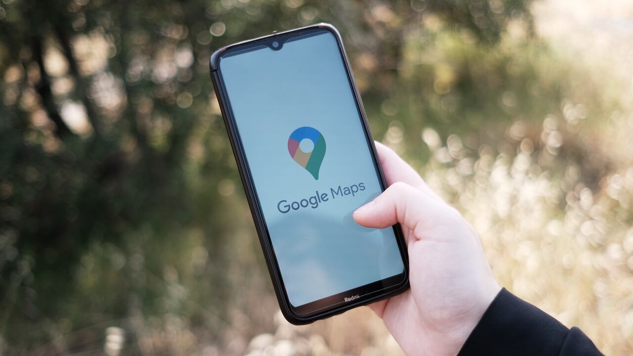 En esta ilustración fotográfica, se muestra el logotipo de Google Maps en la pantalla de un teléfono inteligente en Atenas, Grecia, el 5 de mayo de 2023. (Ilustración fotográfica de Nikolas Kokovlis/NurPhoto a través de Getty Images)