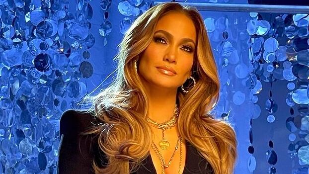 Jlo luciendo uno de sus espectaculares looks