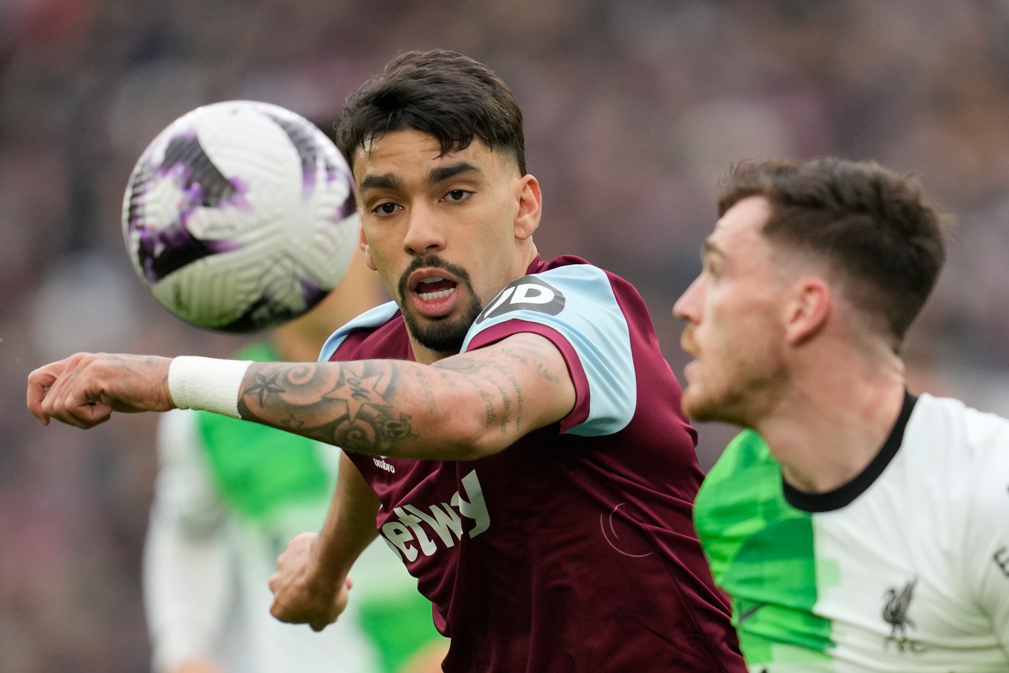 Lucas Paquetá (izquierda) de West Ham y Andrew Robertson de Liverpool pugnan por el balón en un partido de a Liga Premier, el sábado 27 de abril de 2024, en Londres. (AP Foto/Kin Cheung)