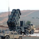 Medios de comunicación de Estados Unidos revelaron este miércoles que el Gobierno del presidente, Joe Biden estaría analizando la posibilidad de enviar a Ucrania los poderosos antimisiles Patriot para neutralizar los ataques rusos en el marco de la invasión que se inició el pasado 24 de febrero. FOTO: BULENT KILIC / AFP / GETTY IMAGES