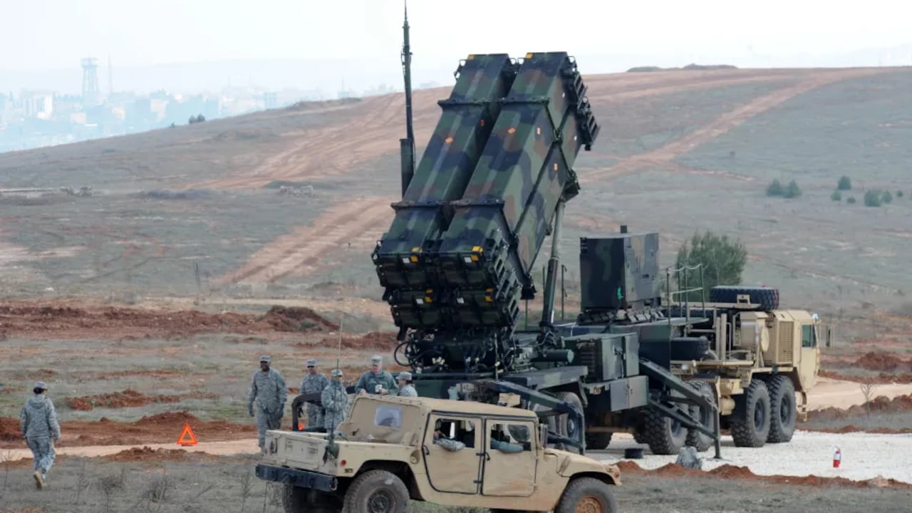 Medios de comunicación de Estados Unidos revelaron este miércoles que el Gobierno del presidente, Joe Biden estaría analizando la posibilidad de enviar a Ucrania los poderosos antimisiles Patriot para neutralizar los ataques rusos en el marco de la invasión que se inició el pasado 24 de febrero. FOTO: BULENT KILIC / AFP / GETTY IMAGES