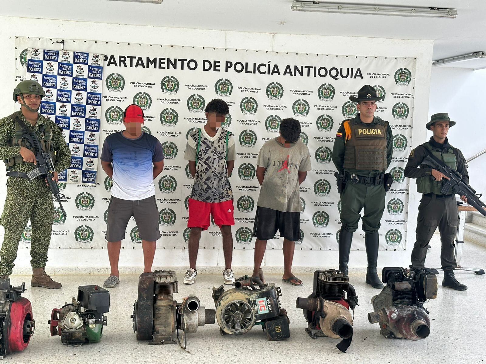 Capturaron en flagrancia a tres sujetos e incautó dos dragas pertenecientes a las estructuras ilegales que afectan los recursos naturales en el departamento de Antioquia.