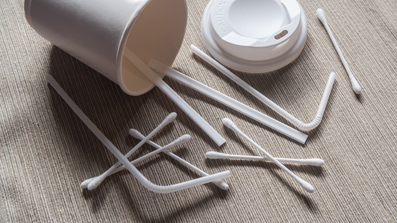 Son 14 los productos fabricados con plástico saldrán del mercado desde el próximo 7 de julio.