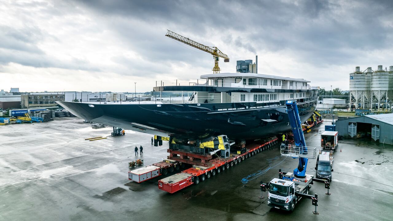 El yate del magnate se construye actualmente en Alblasserdam, cerca a Róterdam (Holanda). (AP Photo/Guy Fleury)