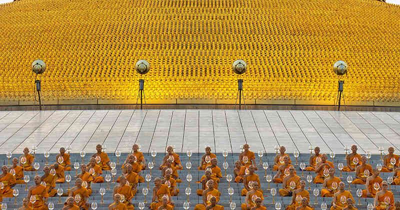 Monjes budistas meditan durante una ceremonia en el templo de Dhammakaya en Bangkok, el 22 de febrero de 2016. Foto: Guillaume Payen | Nurphoto | GettyImages.