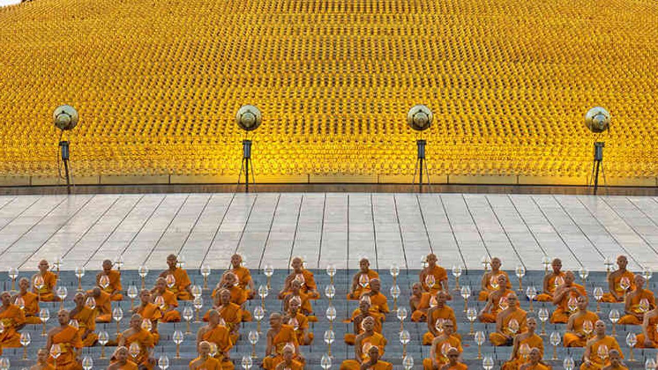 Monjes budistas meditan durante una ceremonia en el templo de Dhammakaya en Bangkok, el 22 de febrero de 2016. Foto: Guillaume Payen | Nurphoto | GettyImages.
