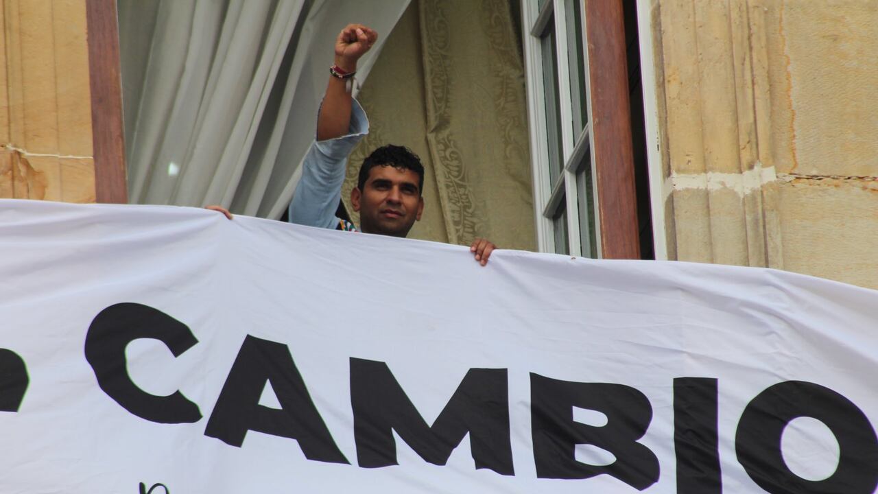 David Racero salió por el balcón de su oficina que da a la Plaza de Bolívar para apoyar al presidente Gustavo Petro.