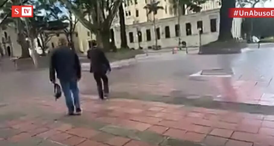 Los dos hombres que retuvieron al periodista Javier Barragán en la Casa de Nariño.