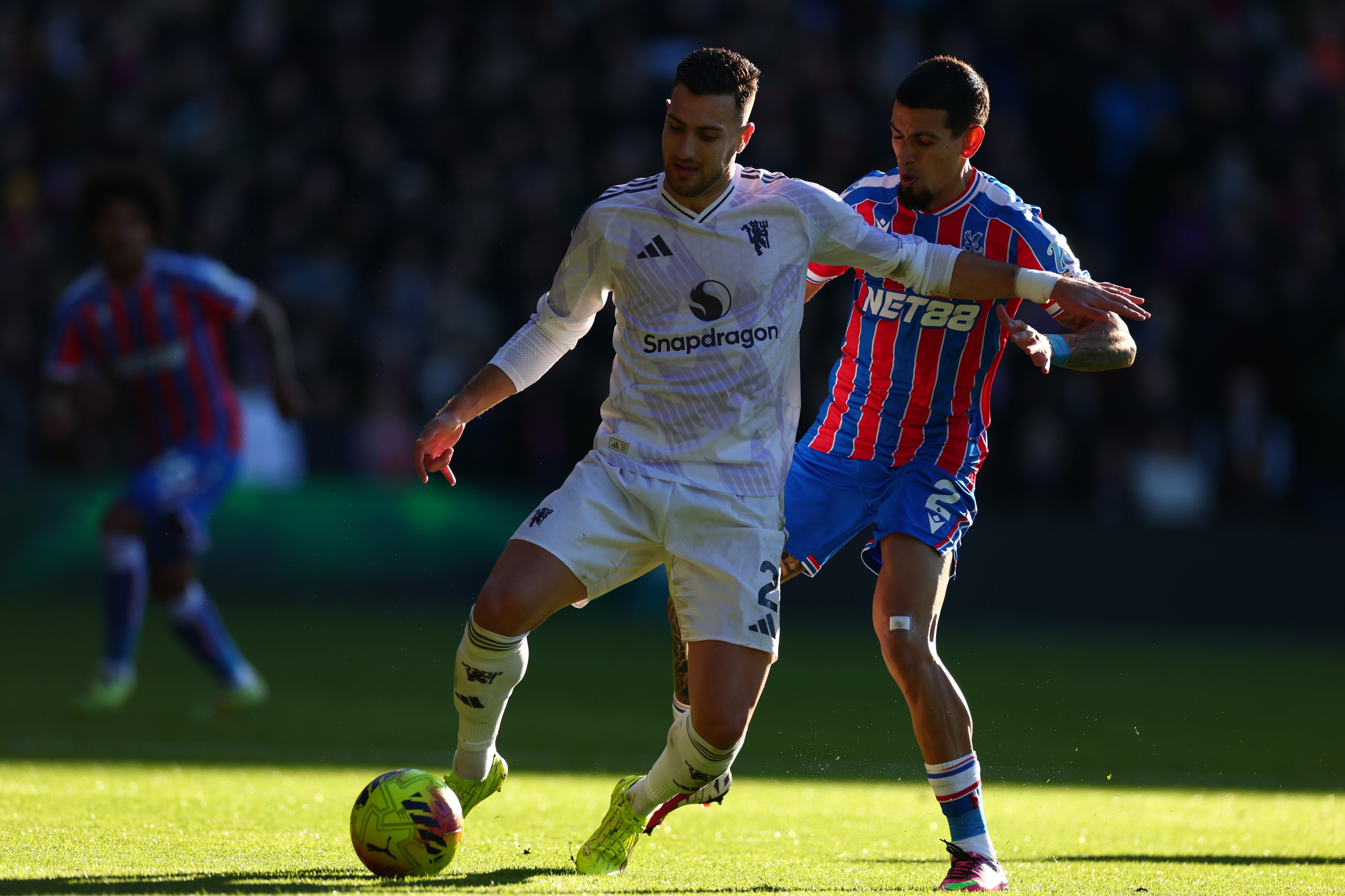 Daniel Muñoz en un duelo con Manchester United por Premier League