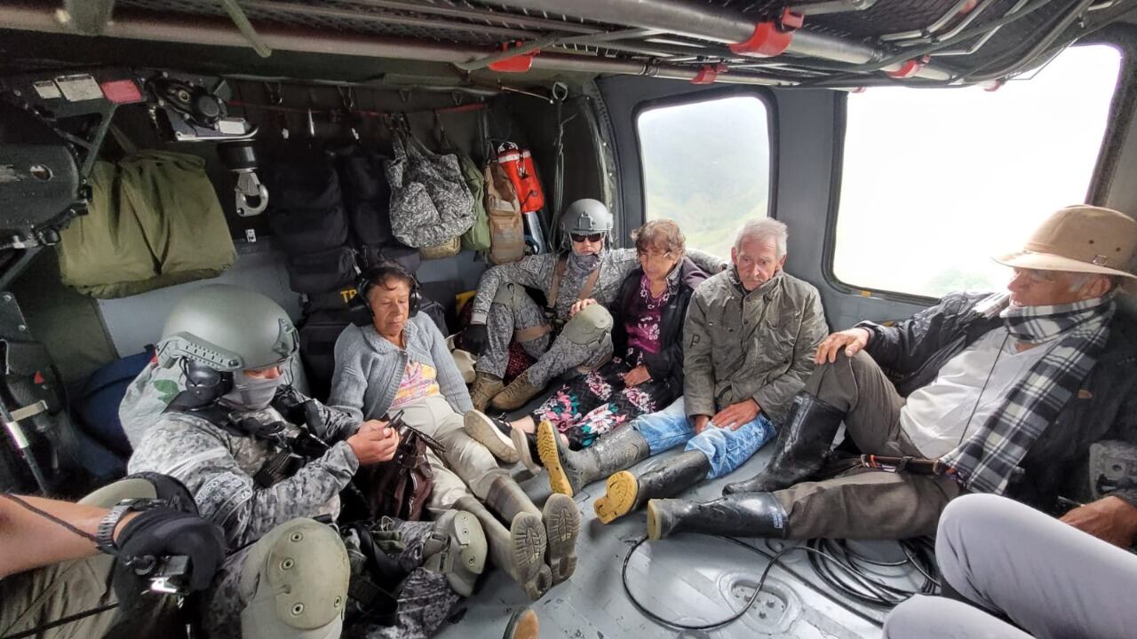 Las personas estaban atrapadas en medio de un derrumbe.