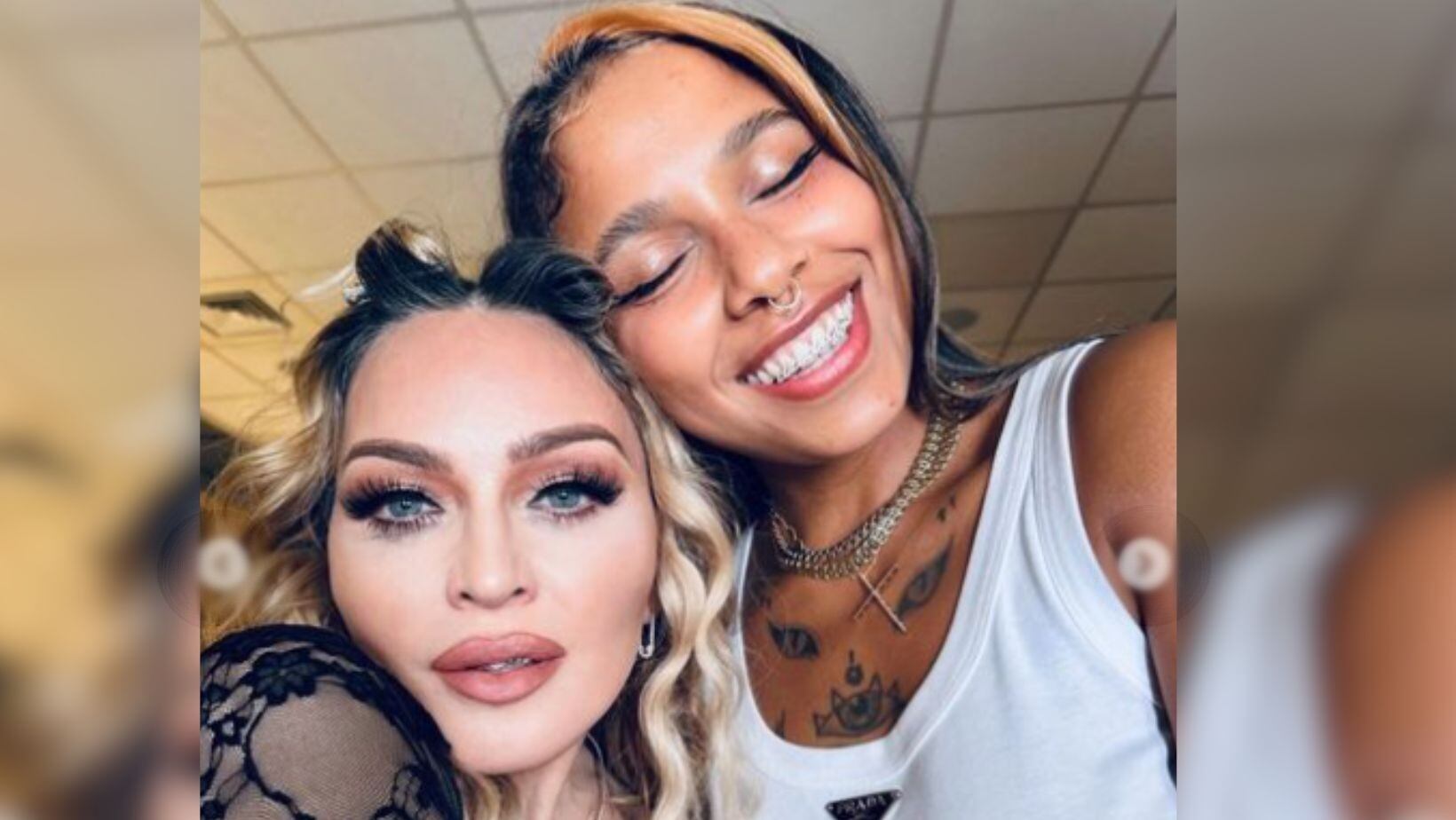 Apasionado beso entre Madonna y Tokischa en pleno escenario genera polémica en redes