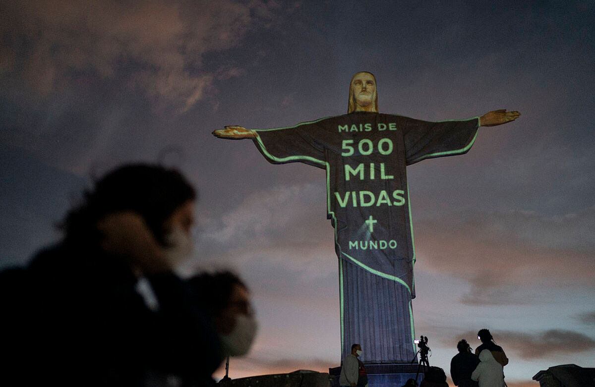 La estatua del Cristo Redentor se ilumina con un mensaje en portugués: "Más de 500 mil vidas en el mundo", en referencia a las personas que han muerto por el coronavirus en todo el planeta. La foto fue tomada el miércoles 1 de julio en Río de Janeiro, Brasil. Foto: Leo Correa / AP