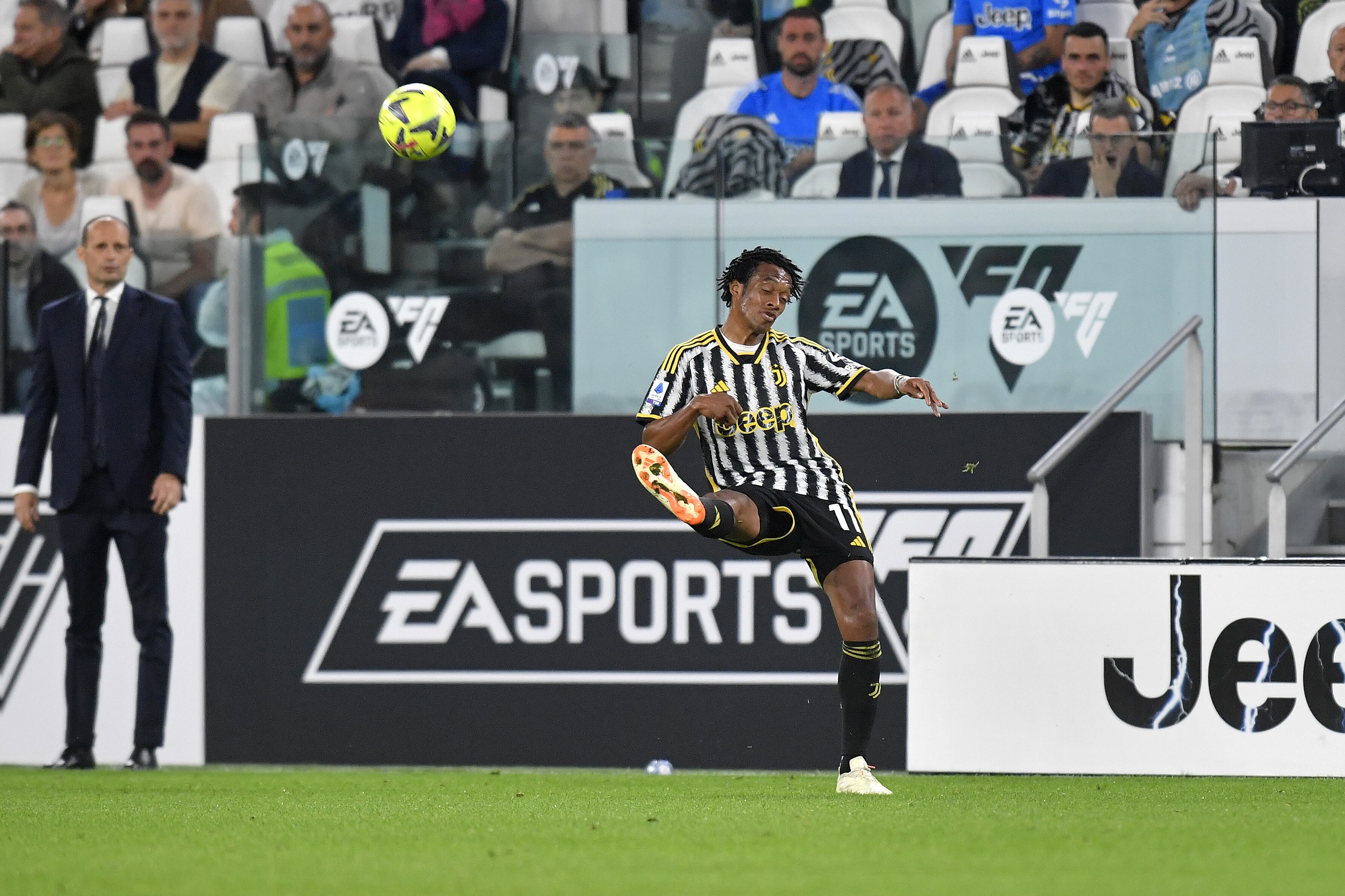 TURÍN, ITALIA - 28 DE MAYO: Juan Cuadrado de Juventus patea el balón durante el partido de Serie A entre Juventus y AC Milan en el Estadio Allianz el 28 de mayo de 2023 en Turín, Italia. (Foto de Filippo Alfero - Juventus FC/Juventus FC vía Getty Images)
