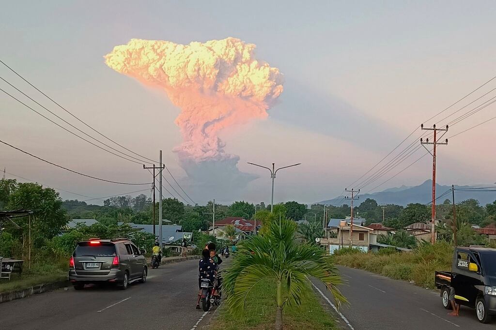 La gente observa cómo el monte Lewotobi Laki-Laki expulsa materiales volcánicos al aire durante una erupción, en Maumere, Indonesia, el martes 17 de junio de 2025. (Foto AP)