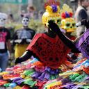 El Gran Desfile del Día de los Muertos 2024 atrajo la atención de locales y turistas, convirtiéndose en un evento inolvidable.