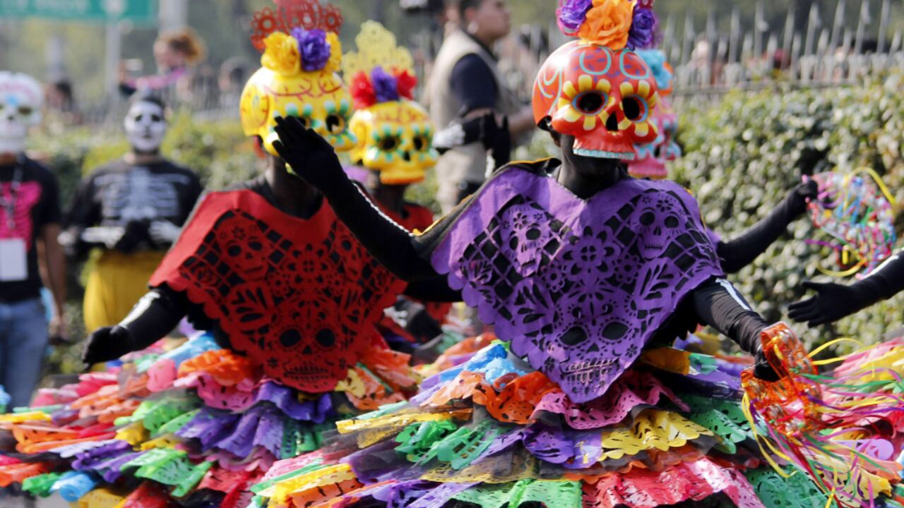 El Gran Desfile del Día de los Muertos 2024 atrajo la atención de locales y turistas, convirtiéndose en un evento inolvidable.