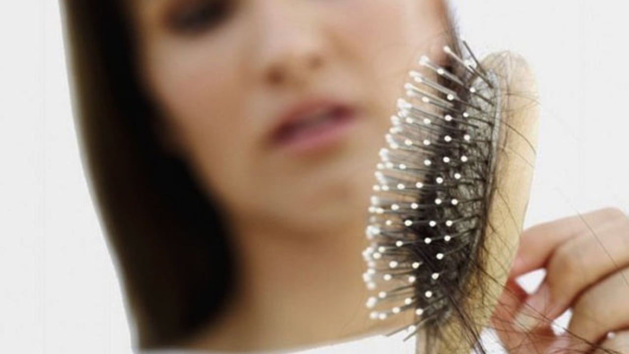 Si padecer alopecia es irritante para un hombre, todavía lo es más para una mujer porque resulta más difícil de asimilar.