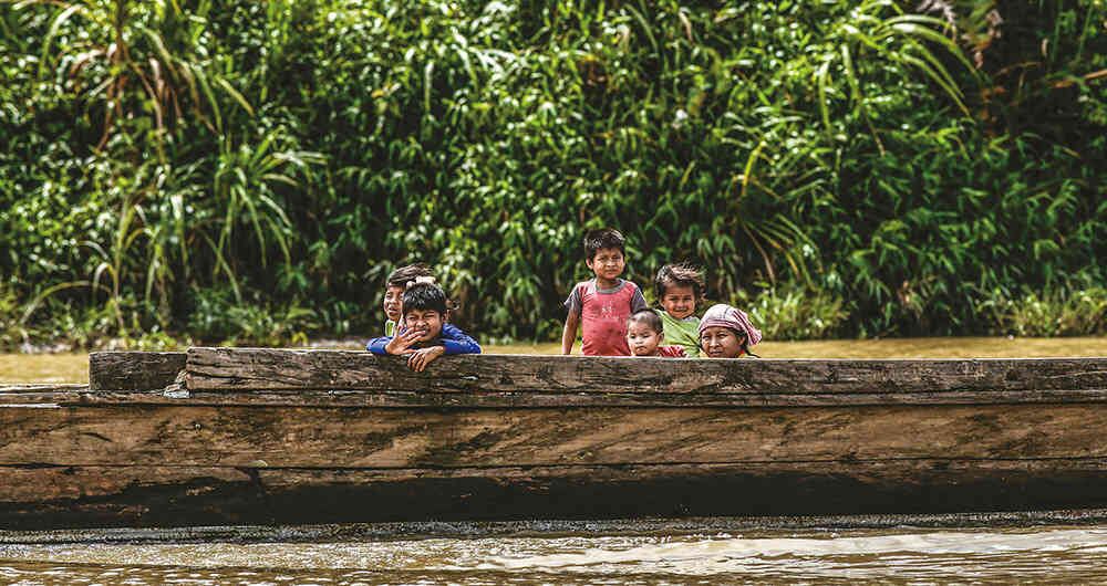 El río Atrato es entendido como el eje de la vida, conductor de relaciones, relatos y memorias de pueblos negros, indígenas y mestizos.
