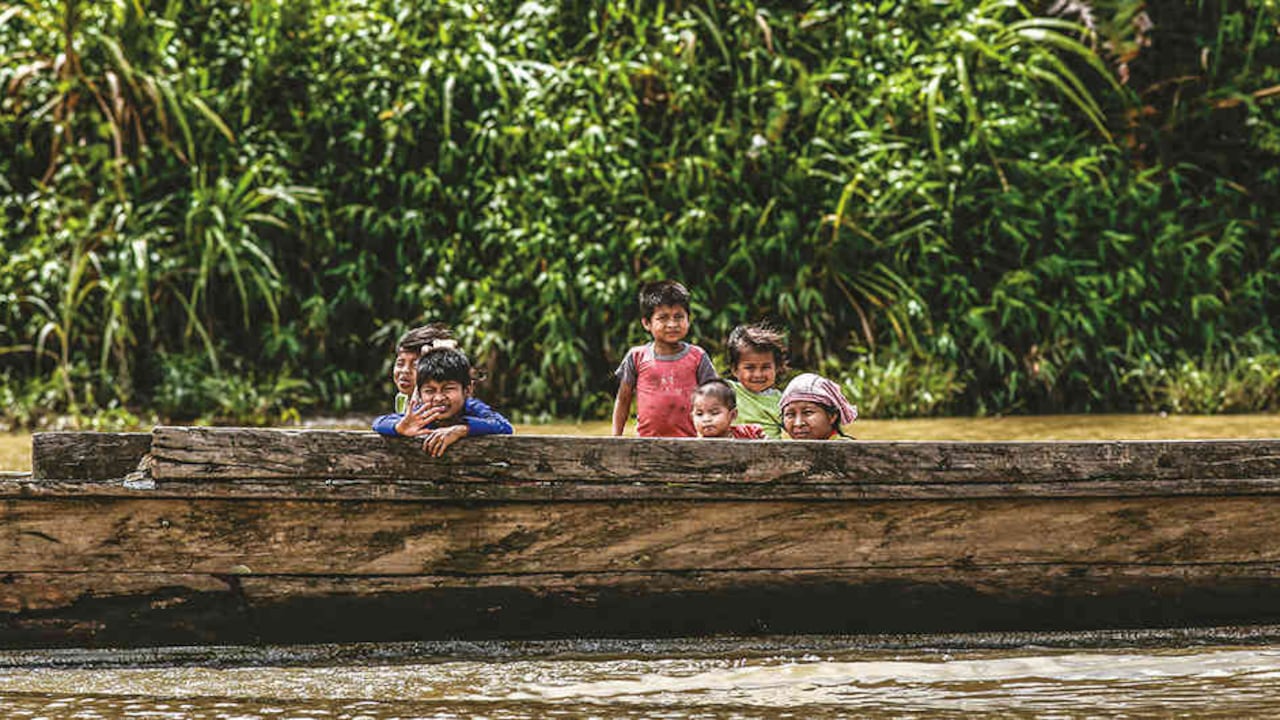 El río Atrato es entendido como el eje de la vida, conductor de relaciones, relatos y memorias de pueblos negros, indígenas y mestizos.