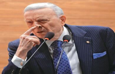  José María Marín, a quien se le acusa de recibir 17 millones de dólares, está detenido en su casa en Nueva York.