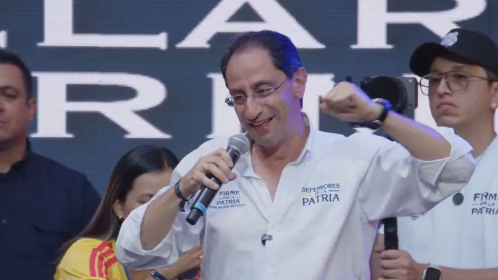 Simpatizantes se concentran en una multitud para escuchar uno de los últimos discursos de la campaña de Abelardo de la Espriella.