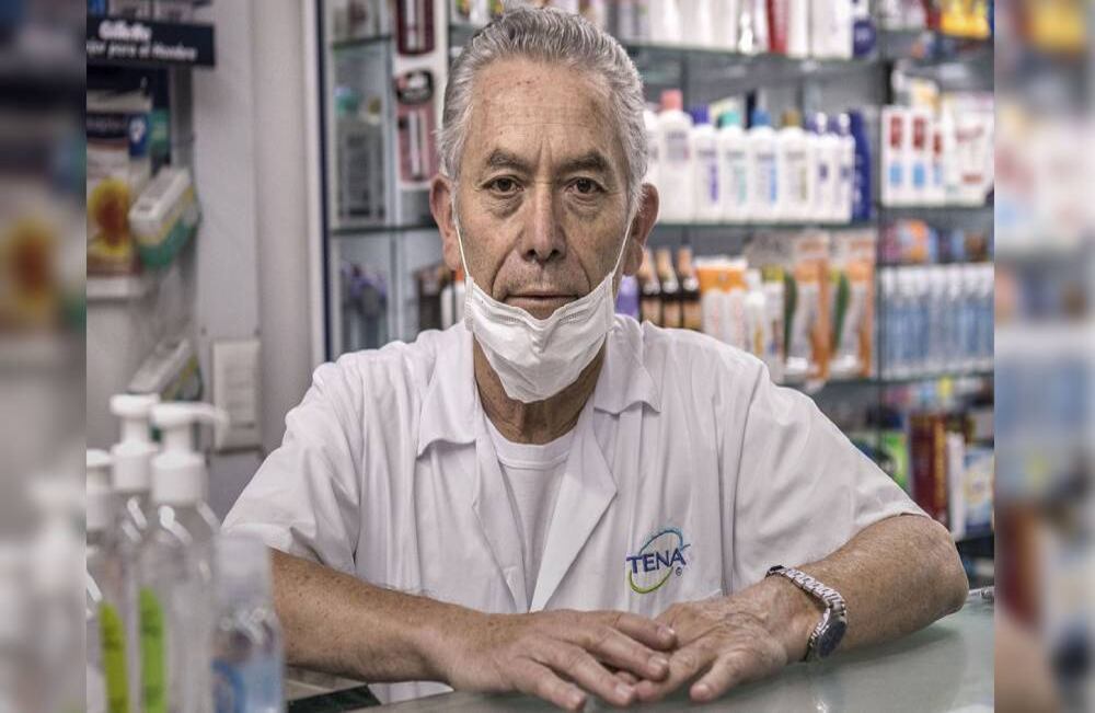 Parmenio Arias vive con su esposa y su suegra. Trabaja en una pequeña droguería en el norte de Bogotá y debido a la crisis por el covid-19 ha llegado a vender 30 cajas de tapabocas en un solo Foto: Juan Carlos Sierra/ SEMANA.