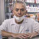 Parmenio Arias vive con su esposa y su suegra. Trabaja en una pequeña droguería en el norte de Bogotá y debido a la crisis por el covid-19 ha llegado a vender 30 cajas de tapabocas en un solo Foto: Juan Carlos Sierra/ SEMANA.