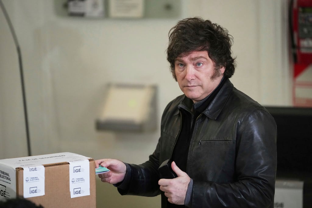 El presidente argentino, Javier Milei, emite su voto durante las elecciones legislativas de la ciudad de Buenos Aires, Argentina, el domingo 18 de mayo de 2025. (Foto AP/Rodrigo Abd)