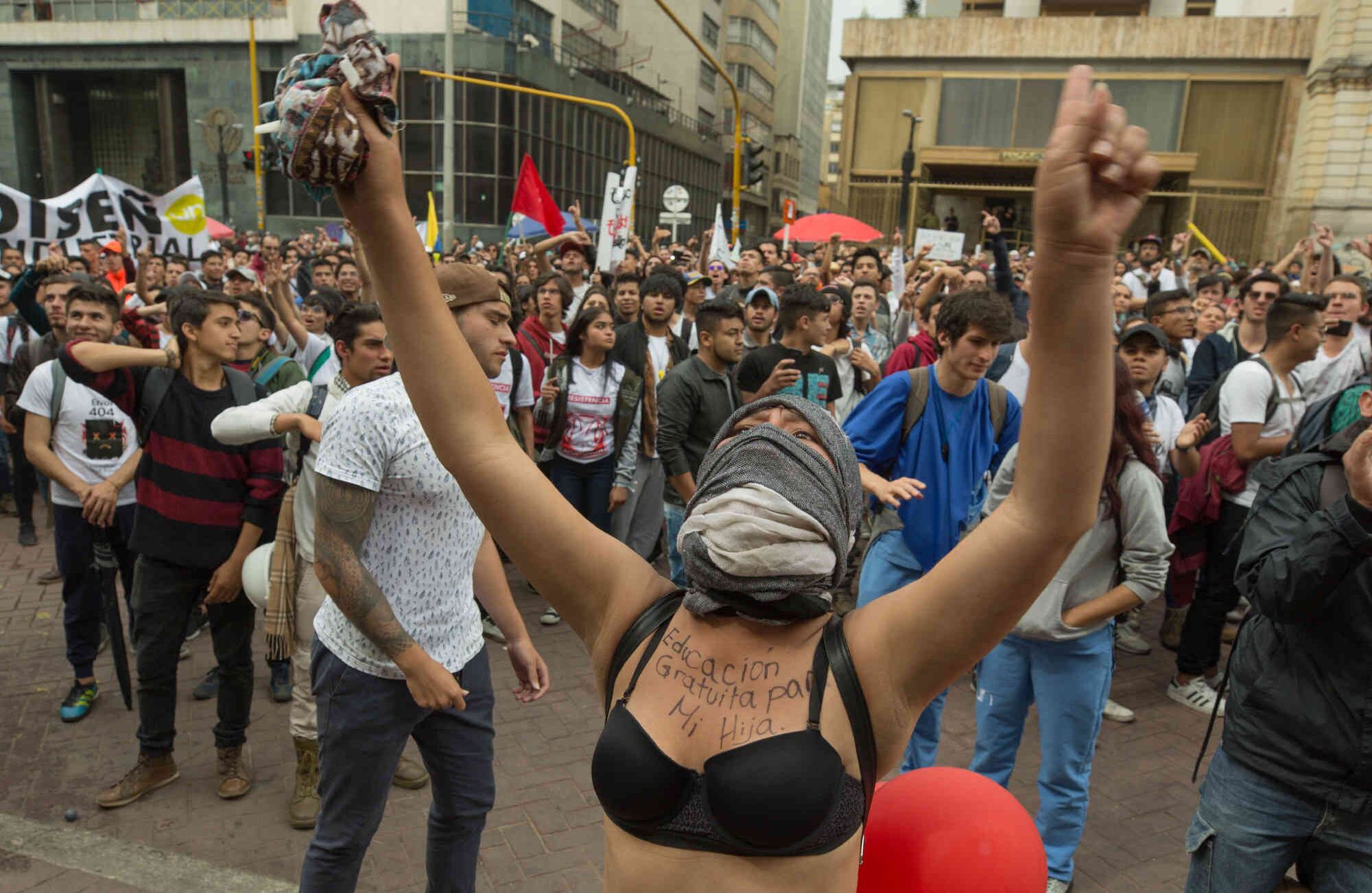 "Presupuesto, presupuesto, para la educación. No más armas ni dinero para la guerra. No queremos seguir matándonos", fue una de las consignas. Daniel Reina / SEMANA