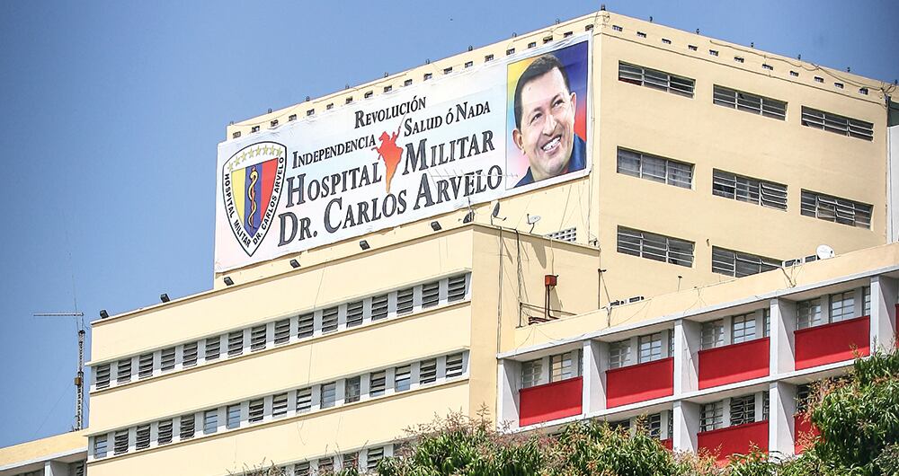 El Hospital Militar de Caracas fue convertido en búnker cuando atendían a Hugo Chávez. Desde entonces es difícil saber qué pasa de puertas para adentro.