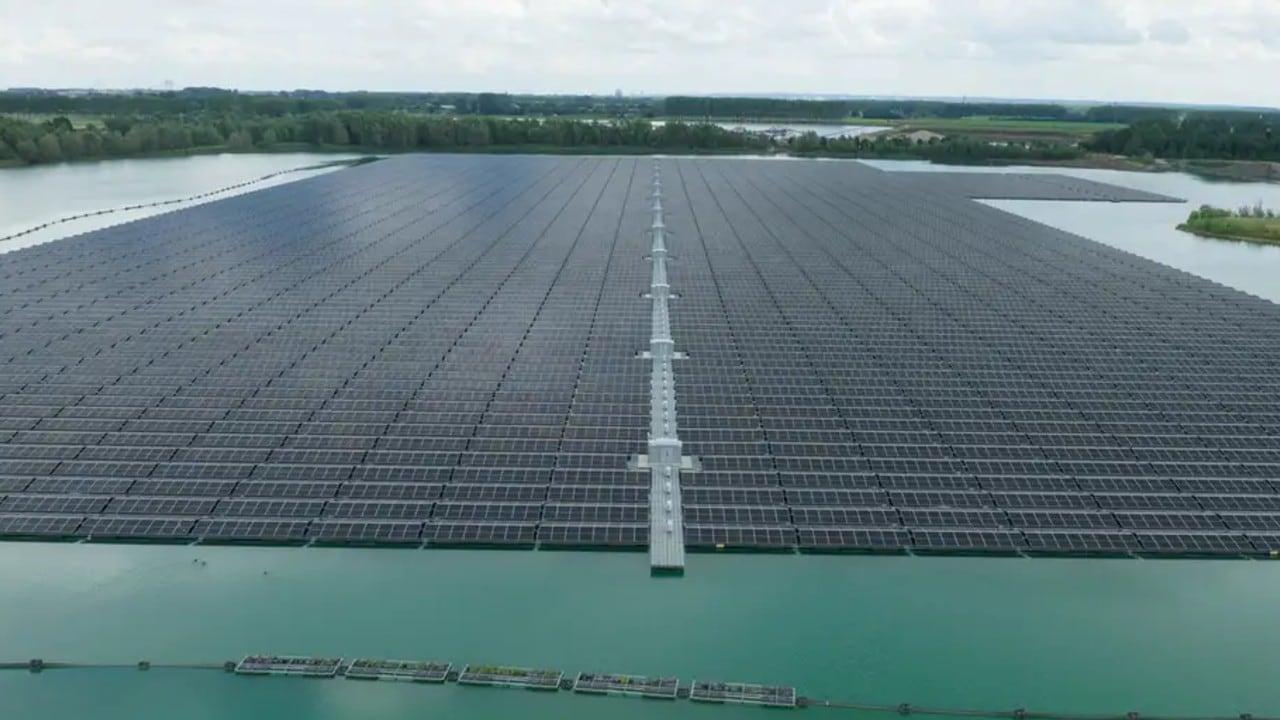 La energía solar ya se aprovecha sobre el agua en distintos países; ahora, un equipo chino ha llevado esta tecnología aún más lejos: bajo el mar (foto de referencia).
