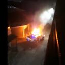 En Antioquia por poco queman una camioneta con el conductor adentro. El hombre intentó evitar el ataque.