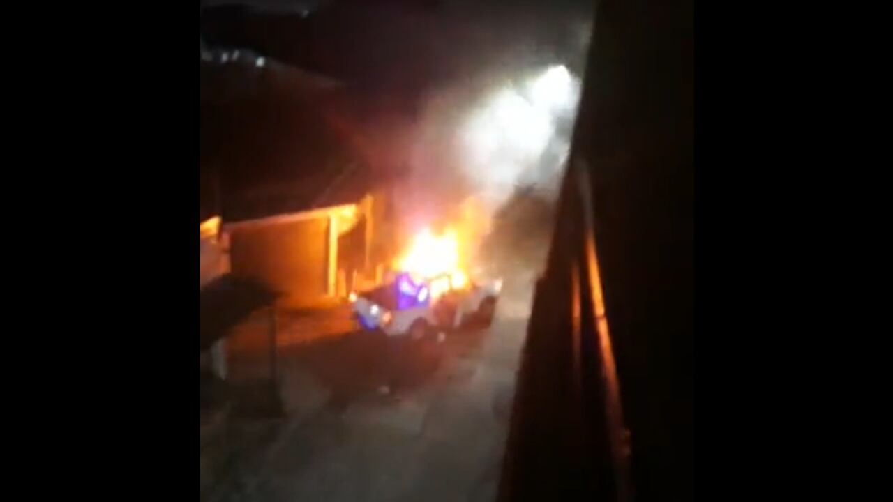 En Antioquia por poco queman una camioneta con el conductor adentro. El hombre intentó evitar el ataque.