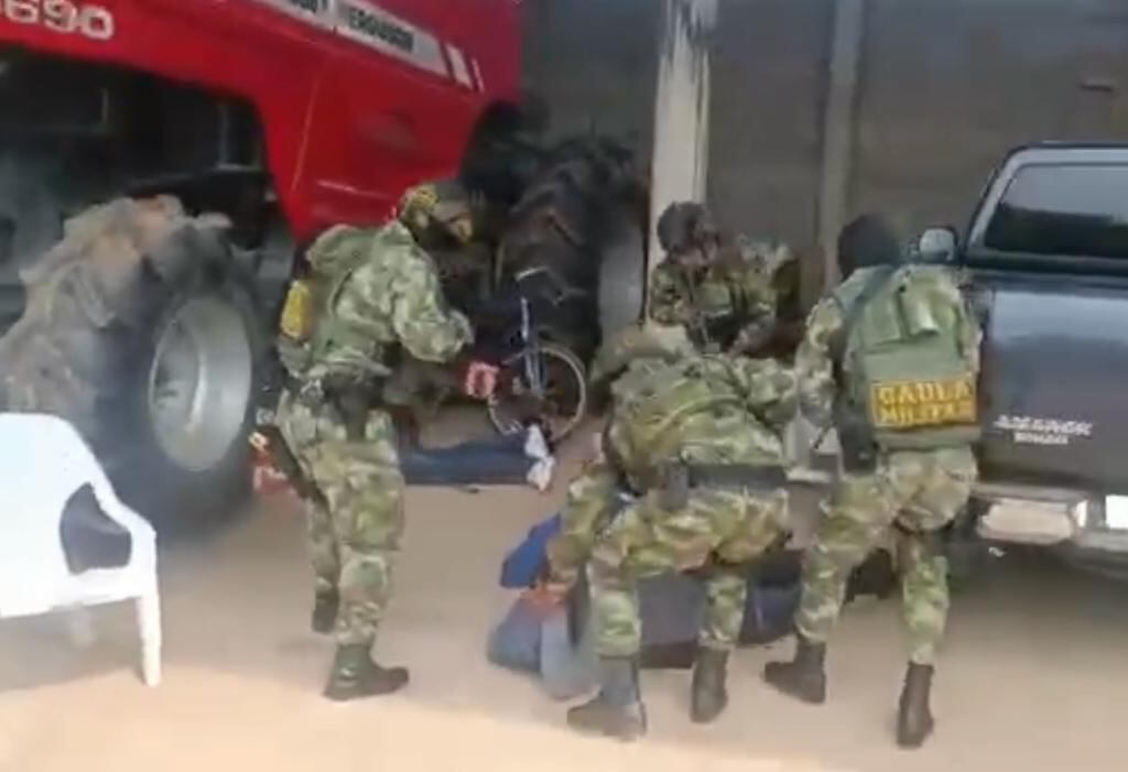 Instante en el que el Gaula Militar captura a cinco presuntos integrantes del Clan del Golfo en Cesar.