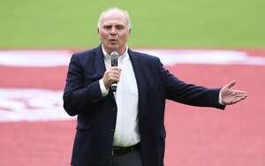 Archivo. Uli Hoeness, presidente honorario del FC Bayern de Múnich rinde homenaje al exfutbolista Gerd Muller. (Foto de Alexander Hassenstein / Getty Images)