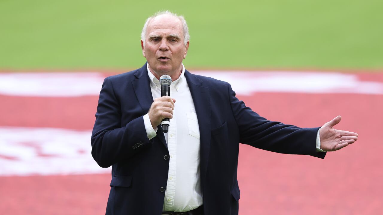 Archivo. Uli Hoeness, presidente honorario del FC Bayern de Múnich rinde homenaje al exfutbolista Gerd Muller. (Foto de Alexander Hassenstein / Getty Images)