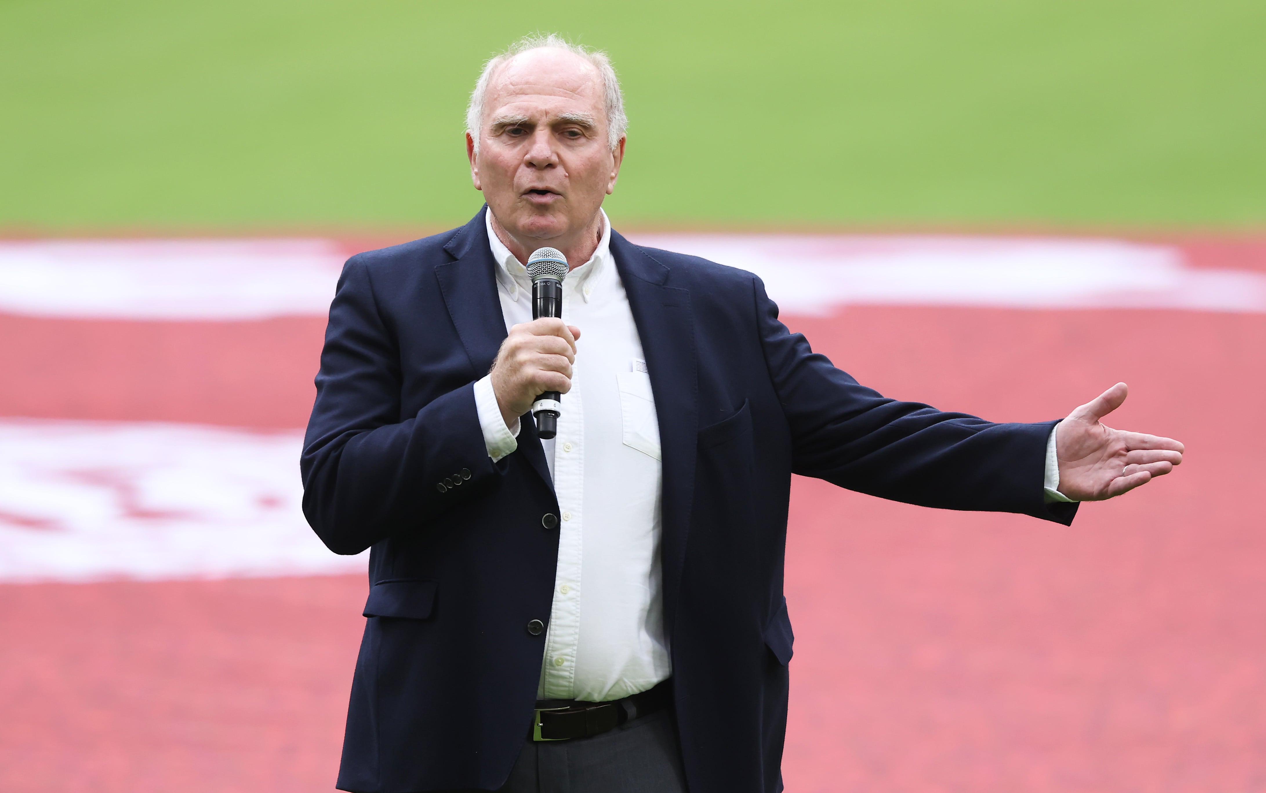 Archivo. Uli Hoeness, presidente honorario del FC Bayern de Múnich rinde homenaje al exfutbolista Gerd Muller. (Foto de Alexander Hassenstein / Getty Images)