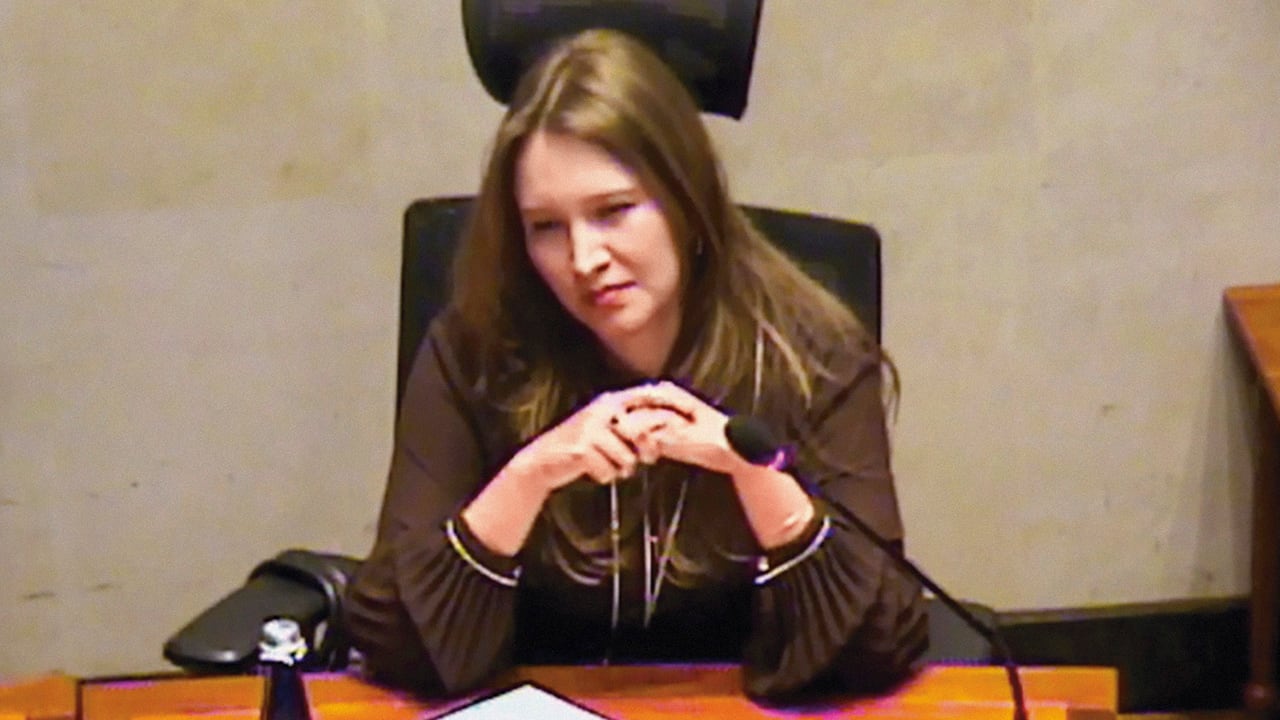 El testimonio de la exasesora María Alejandra Benavides ha sido clave para revelar la corrupción, al punto que el exministro Ricardo Bonilla convocó una reunión para coordinar una versión y responder a los señalamientos. 