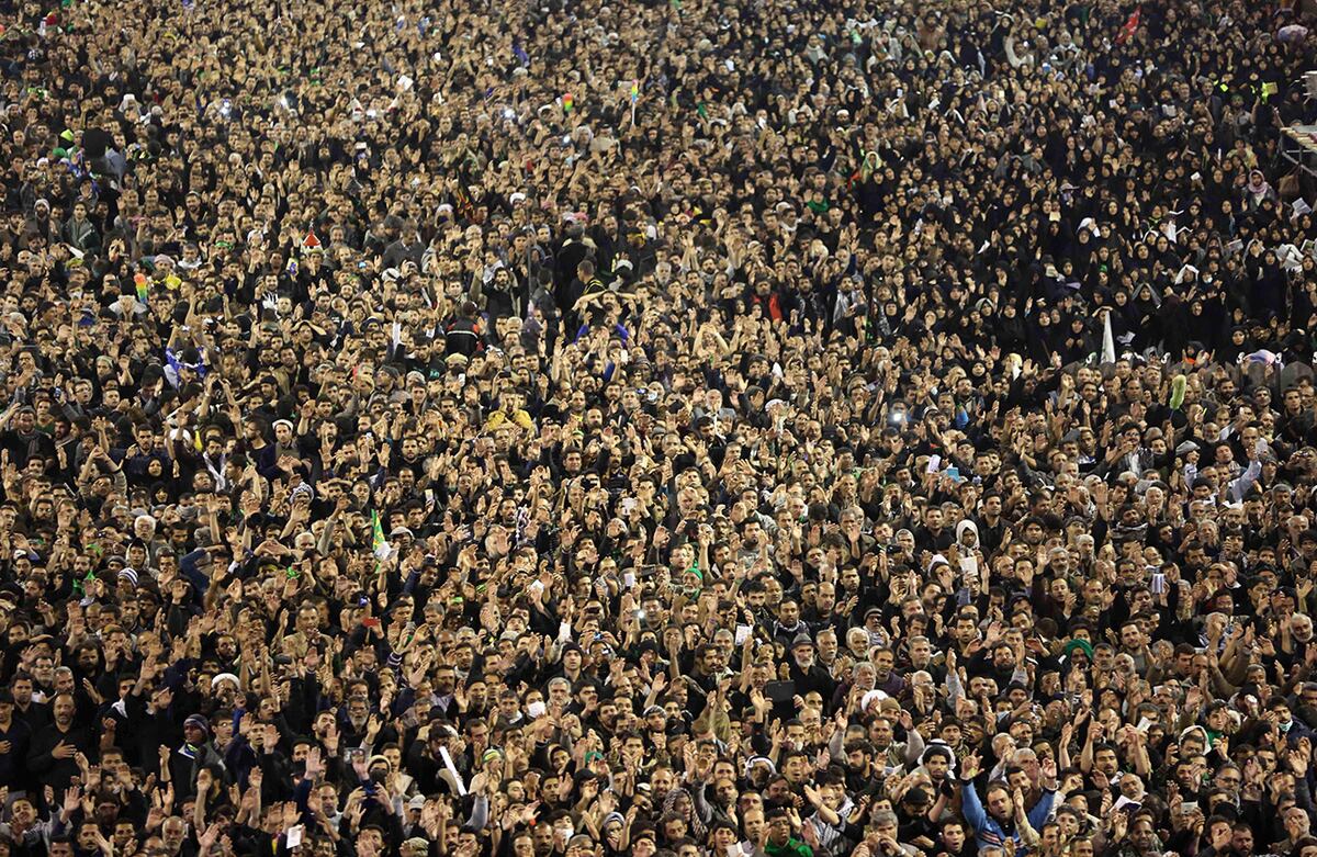 Peregrinos chiítas se reúnen en el templo del Imam Hussein durante las preparaciones para el festival musulmán de Arbaeen en la ciudad de Karbala, Irak. (AP)