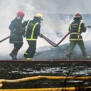 Los bomberos trabajan para apagar un incendio en una instalación de almacenamiento de petróleo en Matanzas, Cuba, el martes 9 de agosto de 2022. Foto: Yamil Lage, vía AP.