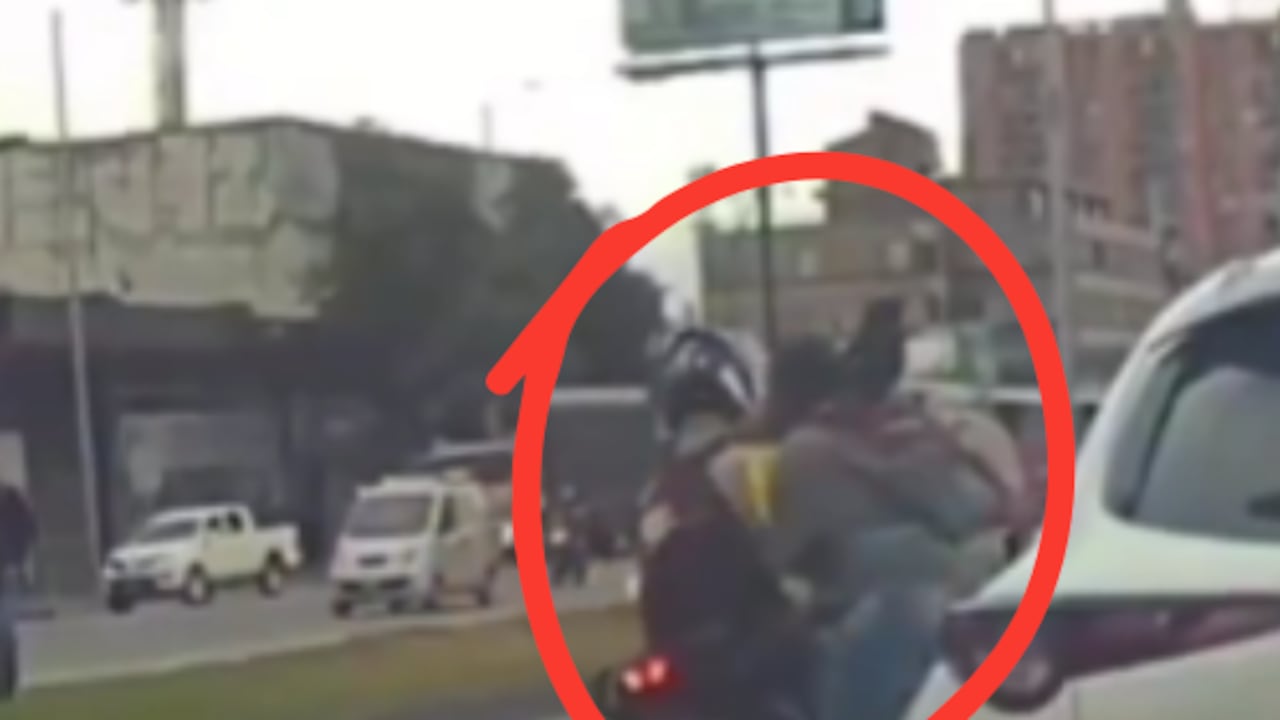 Colado se choca con motociclista.