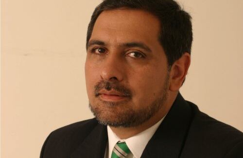 La región antioqueña que ha tenido un comportamiento electoral más irregular es Urabá. En las elecciones de 2002, se consolidó como fuerza emergente una coalición liderada por Rubén Darío Quintero (foto), de Cambio Radical. Obtuvo 12.598 votos que representaron el 45 por ciento del total de votación a Senado en esa región; una mayoría atípica. En la Cámara, la coalición sumó en la lista a cuatro candidatos, la mayoría ex alcaldes de municipios de la región, con el compromiso de que cada uno ejercería un año como representante a la Cámara. 