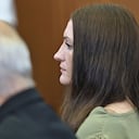 Kevin Reddington, abogado defensor de Lindsay Clancy, y Lindsay Clancy observan después de que el jurado no llegara a un veredicto y el juez indicara que declararía la nulidad del juicio.