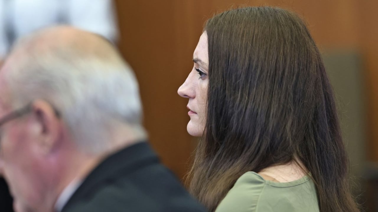 Kevin Reddington, abogado defensor de Lindsay Clancy, y Lindsay Clancy, después de que el jurado no llegara a un veredicto y el juez indicara que declararía la nulidad del juicio.